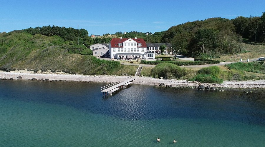 Strandhotel Røsnæs og Restaurant Næs set fra Kalundborg Fjord