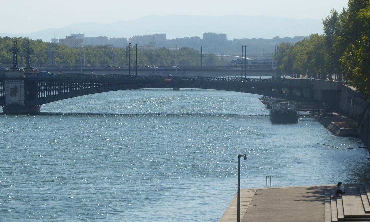 University bridge. Лион мост. Лионский мост.