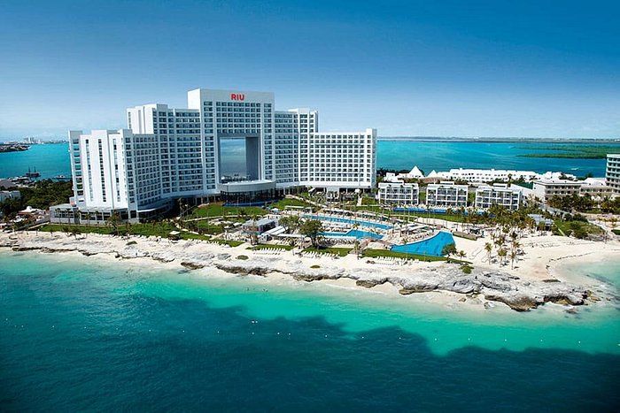 How Far is the Riu Palace Resort from Cancun 