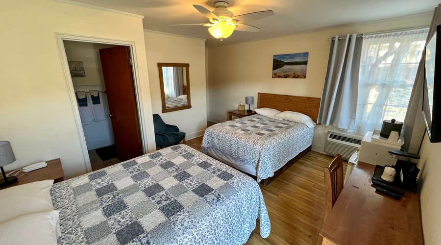 2 Double Beds