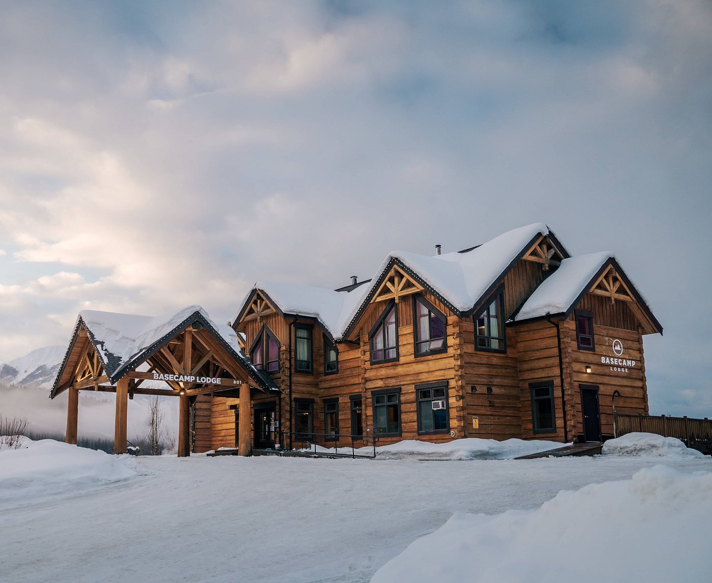 Basecamp Lodge Golden (Canada) - tarifs 2022 mis à jour et avis Hôtel