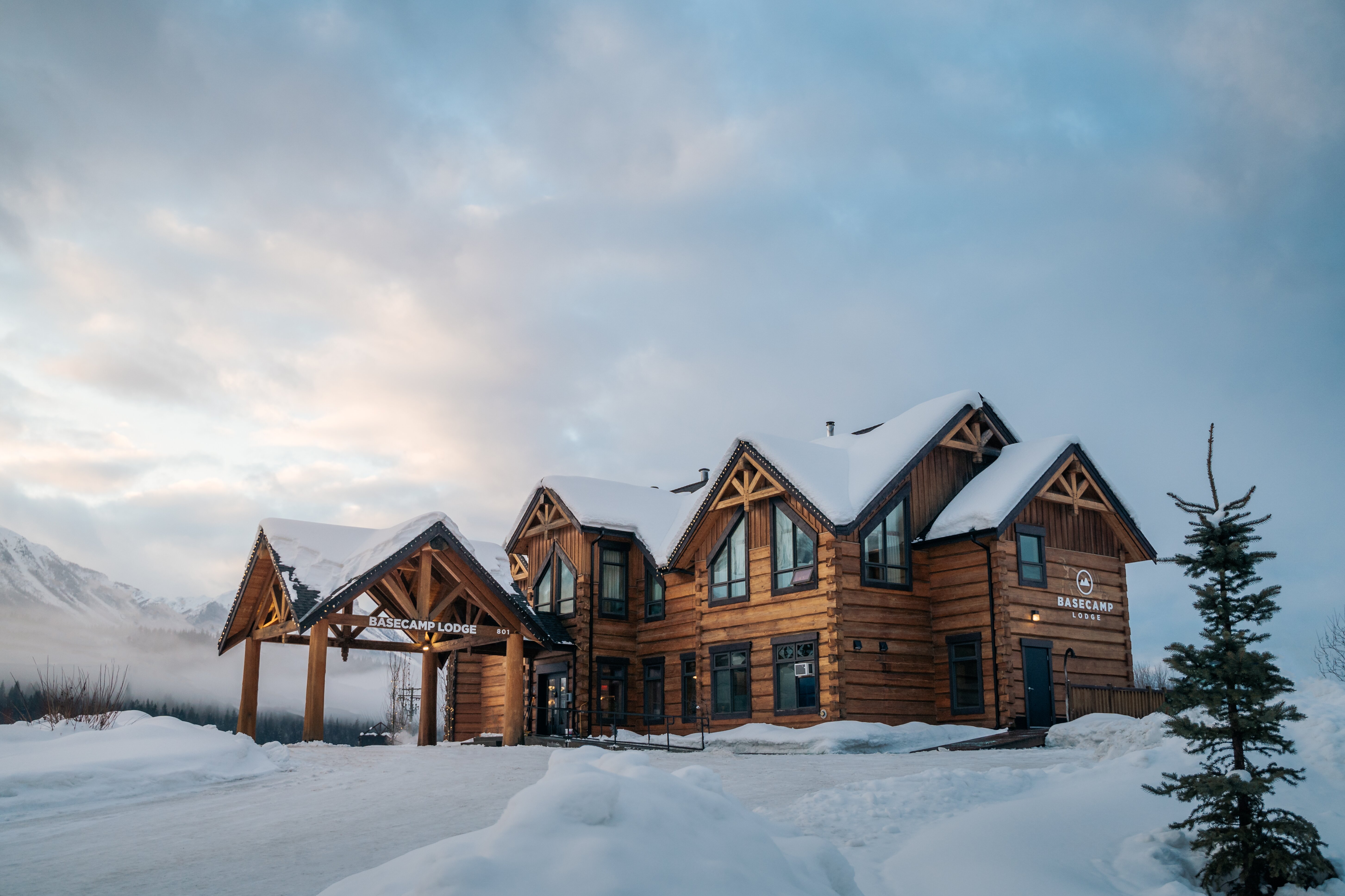 BASECAMP LODGE GOLDEN Desde $1,467 (Goleen, Canadá) - Opiniones Y ...