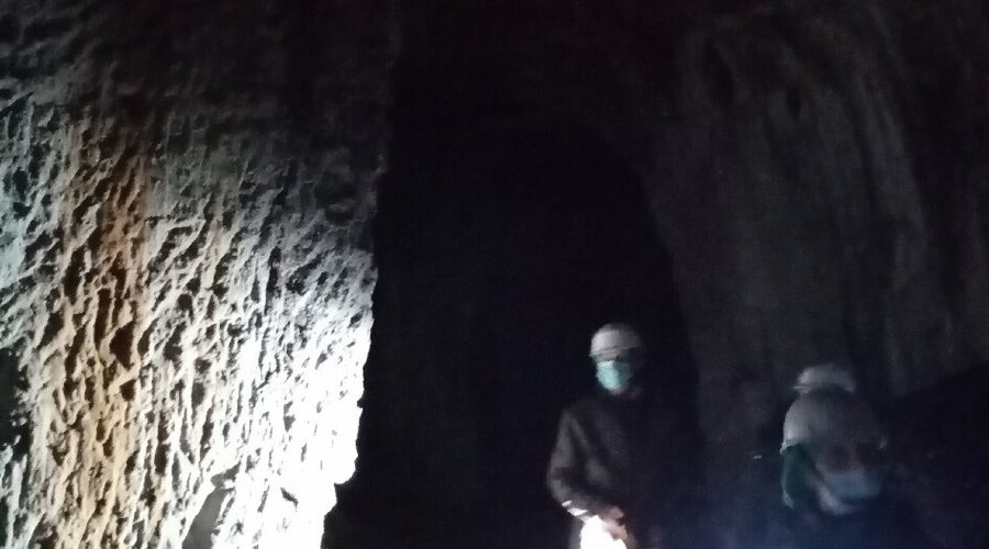 🔦🔦👩‍🚒⛏️⚒️ In questa foto si vedono bene i segni dei colpi di piccone che nel lontano passato servirono per scavare le gallerie ancora più sotto il Tempio del Divo Claudio. 💥Roma, I laghetti sotterranei del Celio. Febbraio 2022 🔦🔦👩‍🚒