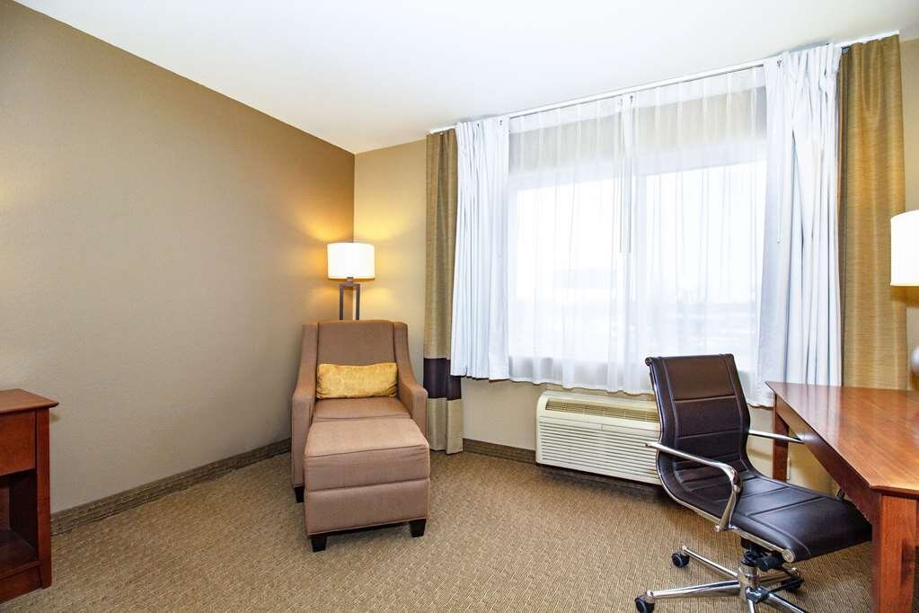 COMFORT INN & SUITES, EAST MOLINE NEAR I-80 $71 ($̶8̶8̶) - Updated 2023 Prices & Hotel Reviews - IL
