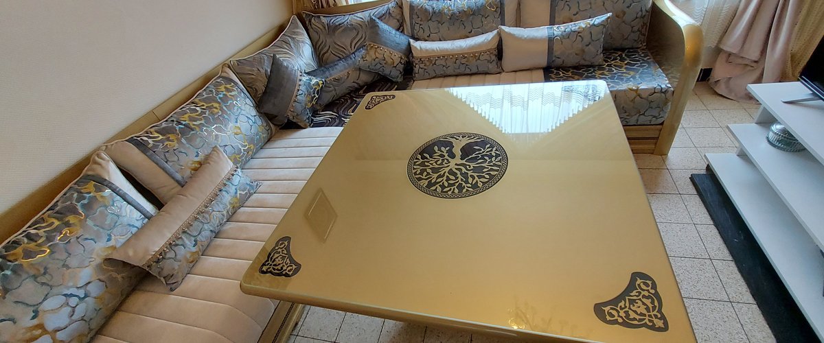 Marrakech Decor heet u welkom, wij bieden u de meest luxueuze meubels en moderne jurken.  Moderne Marokkaanse salon.  Gordijnen