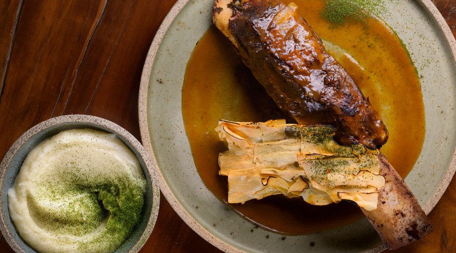 Costilla de res con puré de yuca