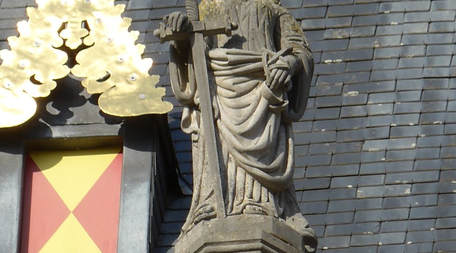 Oudenaarde, statue on the façade of the Town Hall 
