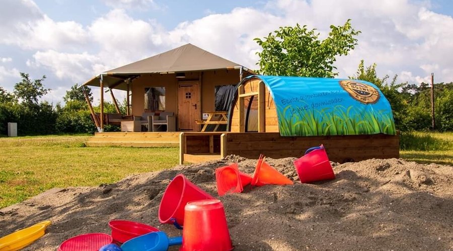 Glamping de Bosweide is een prachtige en kleinschalige camping in Noord-Brabant. Hier verblijf je in luxe safaritent, lodgetent of medley deze zijn ideaal voor een vakantie met het gezin. Daarnaast vind je de camping midden in de natuur. Dat is luxe kamperen op ten top!