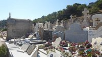 Pierre tombale de Pierre Bachelet - Picture of Cimetière marin de  Saint-Tropez - Tripadvisor