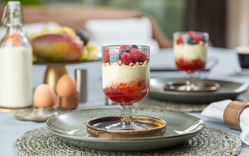Geniet van een heerlijk ontbijt in B&B Nummer5; een overheerlijke starter met yoghurt en granola en vers fruit