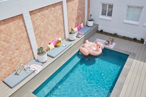 Adina Apartment Hotel Sydney Chippendale in Sydney, image may contain: Pool, Water, Swimming Pool, Plant