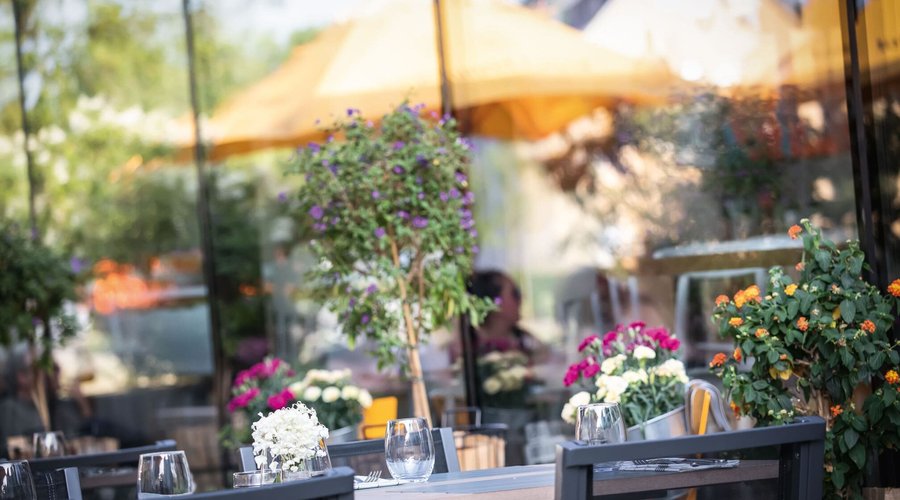 Ambiance été en terrasse au B13 à Bertrange, Luxembourg