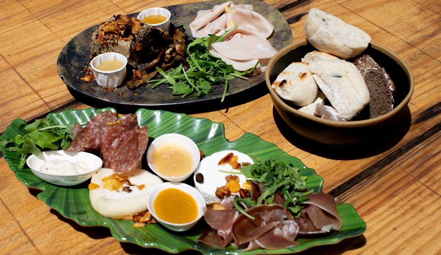 Venha deliciar-se com os nossos pratos amazónicos com um cheirinho de gastronomia portuguesa.