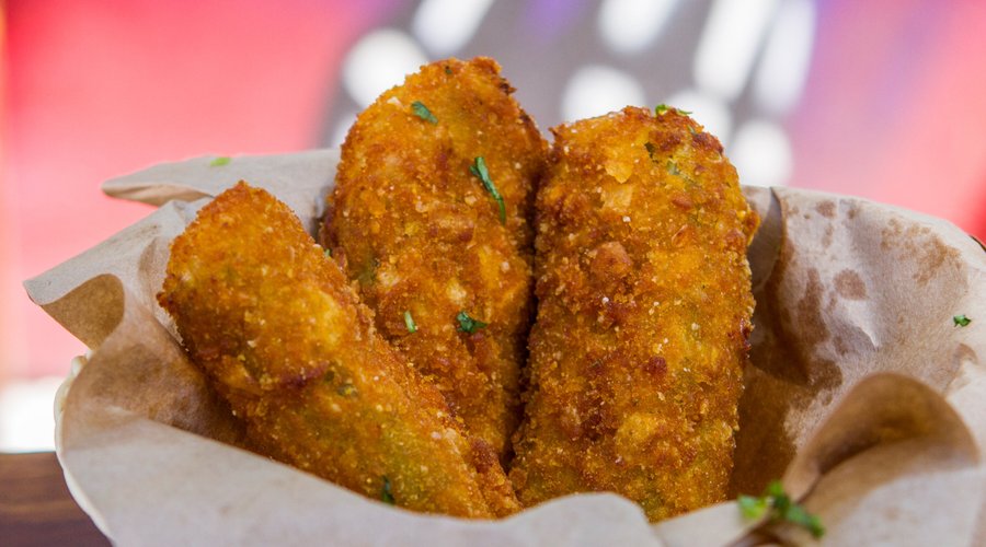Ajíes rellenos! ÉPICOS! Lo mejor que puedes compartir con una cervecita fría! 
Ajies rellenos de queso crema y guacamole apanados en migas de cereales crocantes y fritos. También está la nueva versión con carne y queso cheddar que por dios...
www.lachingada.com.uy