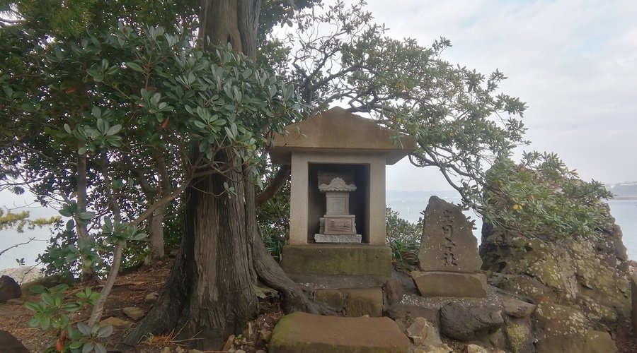 小さな祠（Chīsana hokora）♪　Pequeño santuario ♪　Small shrine ♪