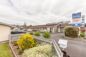 Kensington Motel in Whangarei, image may contain: Hotel, Car, Yard, Neighborhood