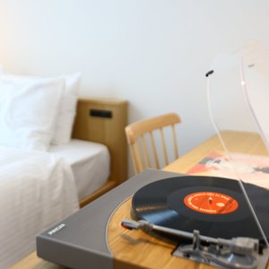 全室レコードプレーヤー付。