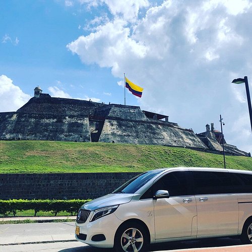 Medellin, Colombia, venditore ambulante di vendita colombiano tradizionali  cappelli e Panama cappelli in tra i taxi