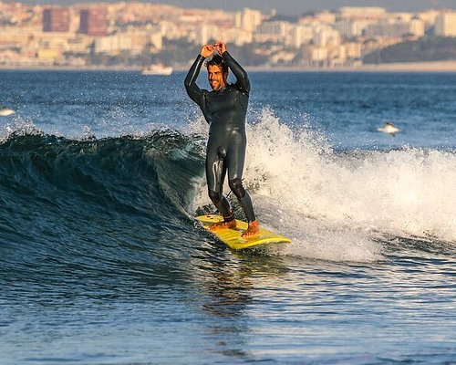 Um dos melhores surfistas do mundo está retido no aeroporto de Lisboa há  dois dias