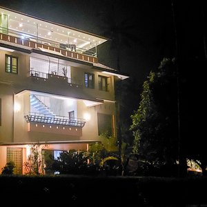 This is the main building. All rooms are overlooking the lake. On the top-floor there is a dining / partying area as well. The honeymoon hut is separate.