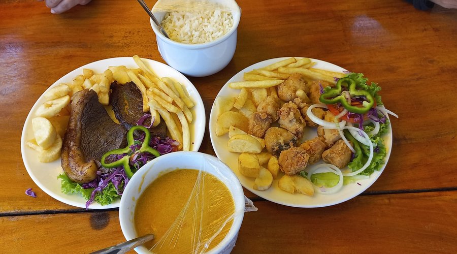 O arroz, a batata e o pirão estavam gostosos, mas a isca de peixe estava seca e um dos dois bifes de picanha estava duro.