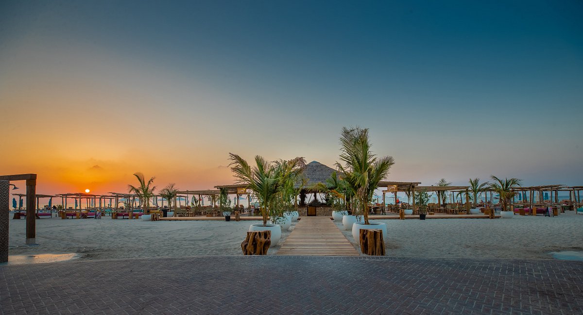 Vida beach resort umm al quwain. Умм Эль Кайвайн Старая гавань.