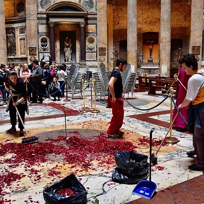 Pioggia di petali di rosa al Pantheon durante la primavera per la cerimonia di Pentecoste