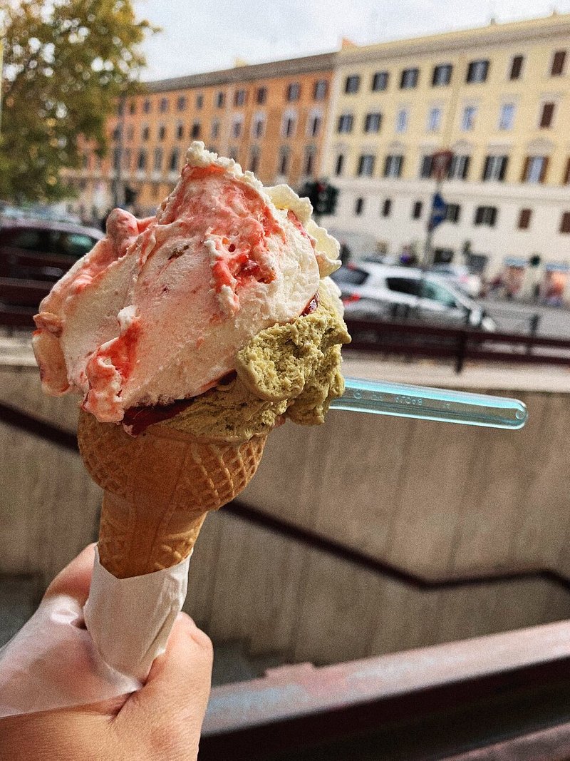 Iemand in Rome die een ijsje vasthoudt