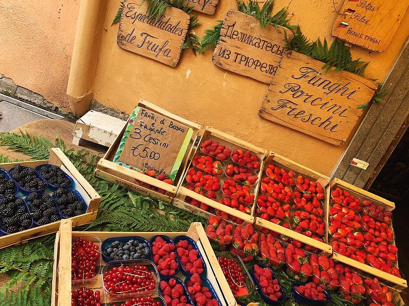 Saisonale Frühlingsprodukte in Rom: Körbchen mit Erdbeeren und Brombeeren