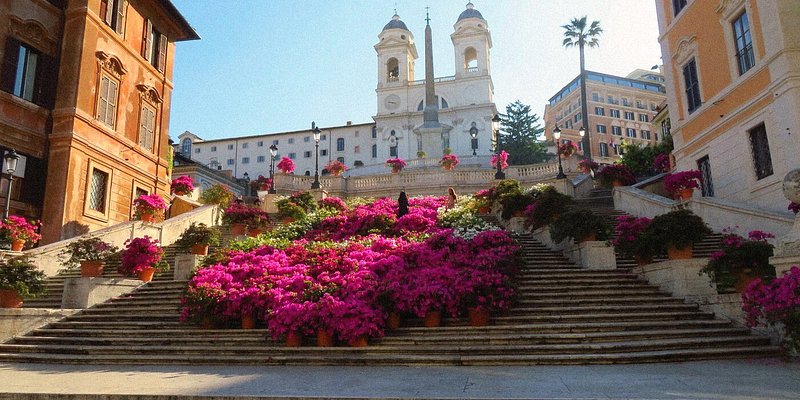La scalinata di Trinità dei Monti in primavera a Roma