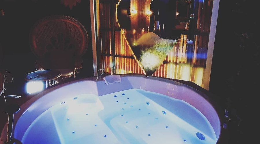 LOFT " L'évasion " avec balnéo spa privative, hammam privatif, sauna privatif , double douche, douche tropicale,  cuisine équipée, terrasse privative.