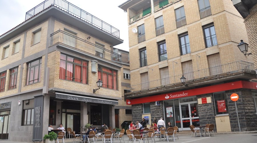 Exterior de lo que es el BarSan Antonio con suTerraza