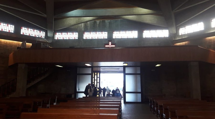 Interior e coro alto.