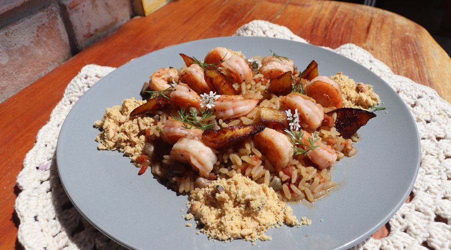 Aquela comida que você não quer que acabe nunca. 🤤

________________________________
• Baião de dois com camarão, bisquê, bacon, banana da terra e deliciosa farofa de castanhas.