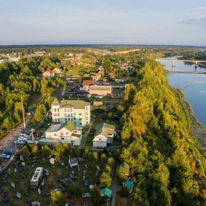 Расположение отеля на берегу реки