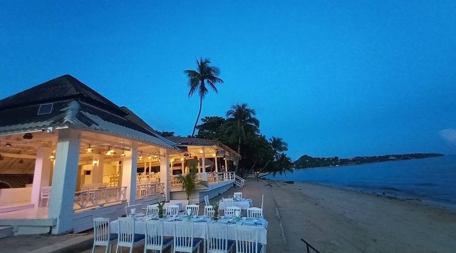 Restaurant and dine on the beach