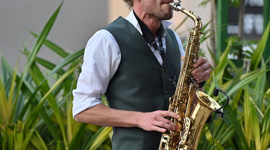 Live performance for perfect ambiance!
