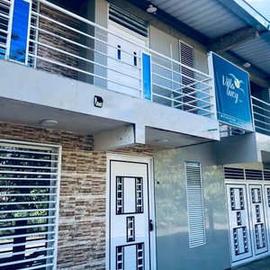 Un hotel moderno en un pacífico recóndito