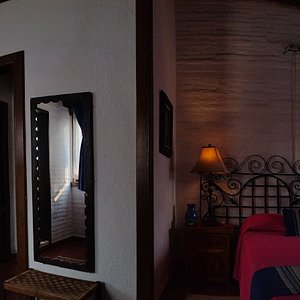 Comoda habitacion Colonial en Hotel San Angelo, TV, Baño privado, closet, WiFi, terraza privada vista al jardin. 