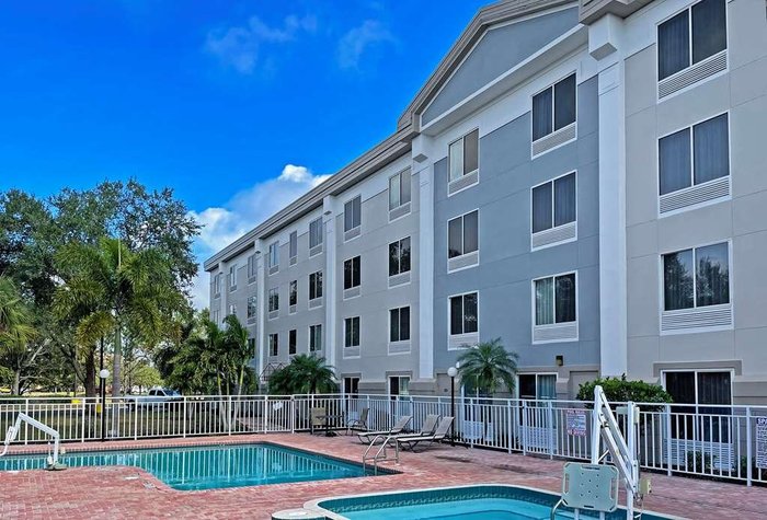 Comfort Inn & Suites Sarasota I75 Pool Pictures & Reviews - Tripadvisor