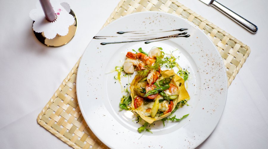 Spargel Tartelette mit Cherrytomaten, Hüttenkäse und knusprigen Riesenkrevetten