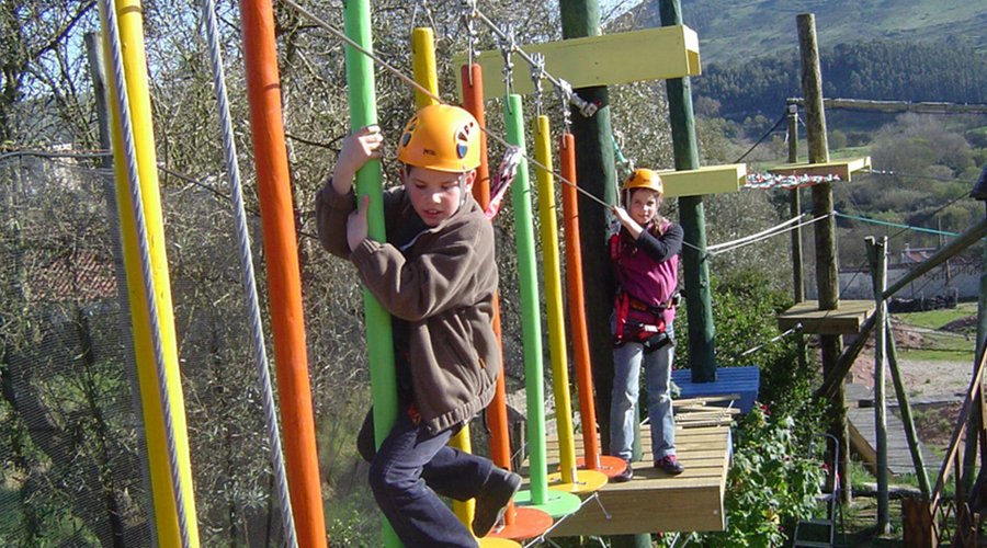 Pontes de Cordas - Circuito aéreo de High Ropes constituído por 14 Pontes diferentes que desafiam a coragem e a audácia dos participantes.
Aposta em ti