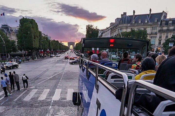 2CV Paris Visite – Louez la mythique 2 CV France 3 avec son service de  chauffeur. Visitez les plus beaux quartiers de Paris, en couple, en  famille, avec vos amis…