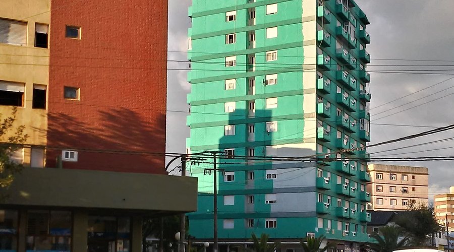 avenida principal en mar de ajo,,me encanto que pintaran de verde ese edificio(mi color favorito)my colors favorite,,