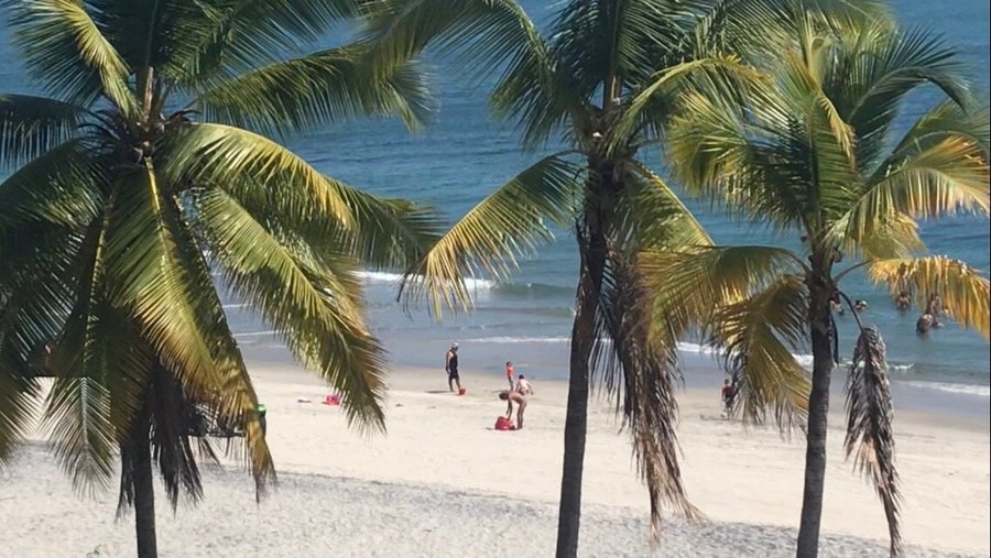 Hermosa playa de arena blanca frente a la villa