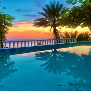 Piscina tipo yacussi en una de nuestras terrazas frente a la Riviera del Pacífico desde donde se puede ver el celaje de un hermoso atardecer