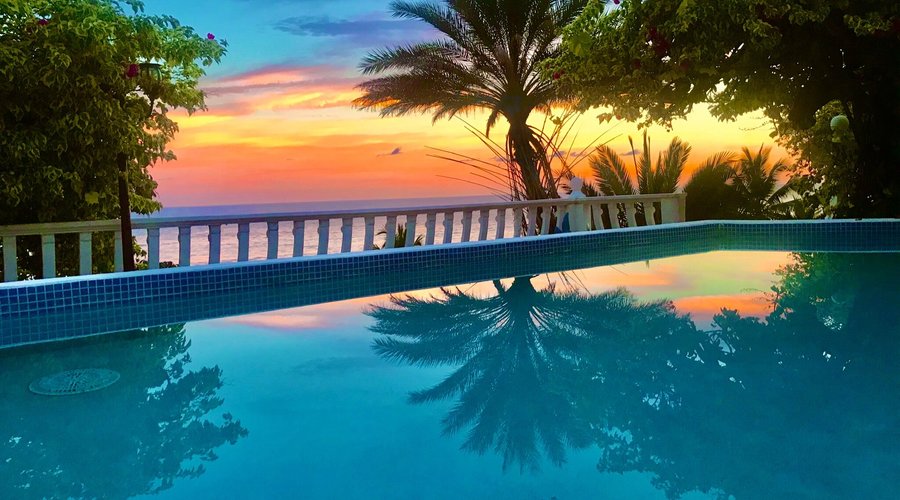 Piscina tipo yacussi en una de nuestras terrazas frente a la Riviera del Pacífico desde donde se puede ver el celaje de un hermoso atardecer