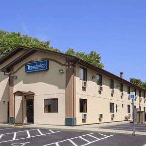 Travelodge by Wyndham Muskegon in Muskegon, image may contain: Hotel, Building, Inn, City