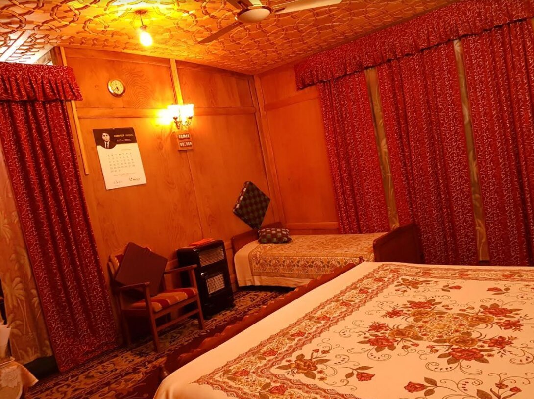 PANZEY HOUSEBOAT - Specialty Inn Reviews (Srinagar, Kashmir)