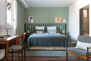 Room & Suite